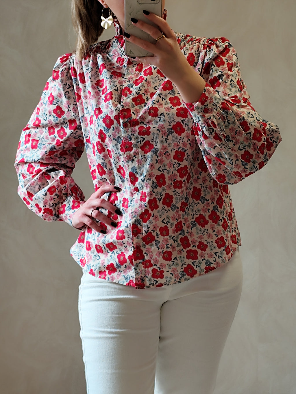 Chemise fleurs rouges