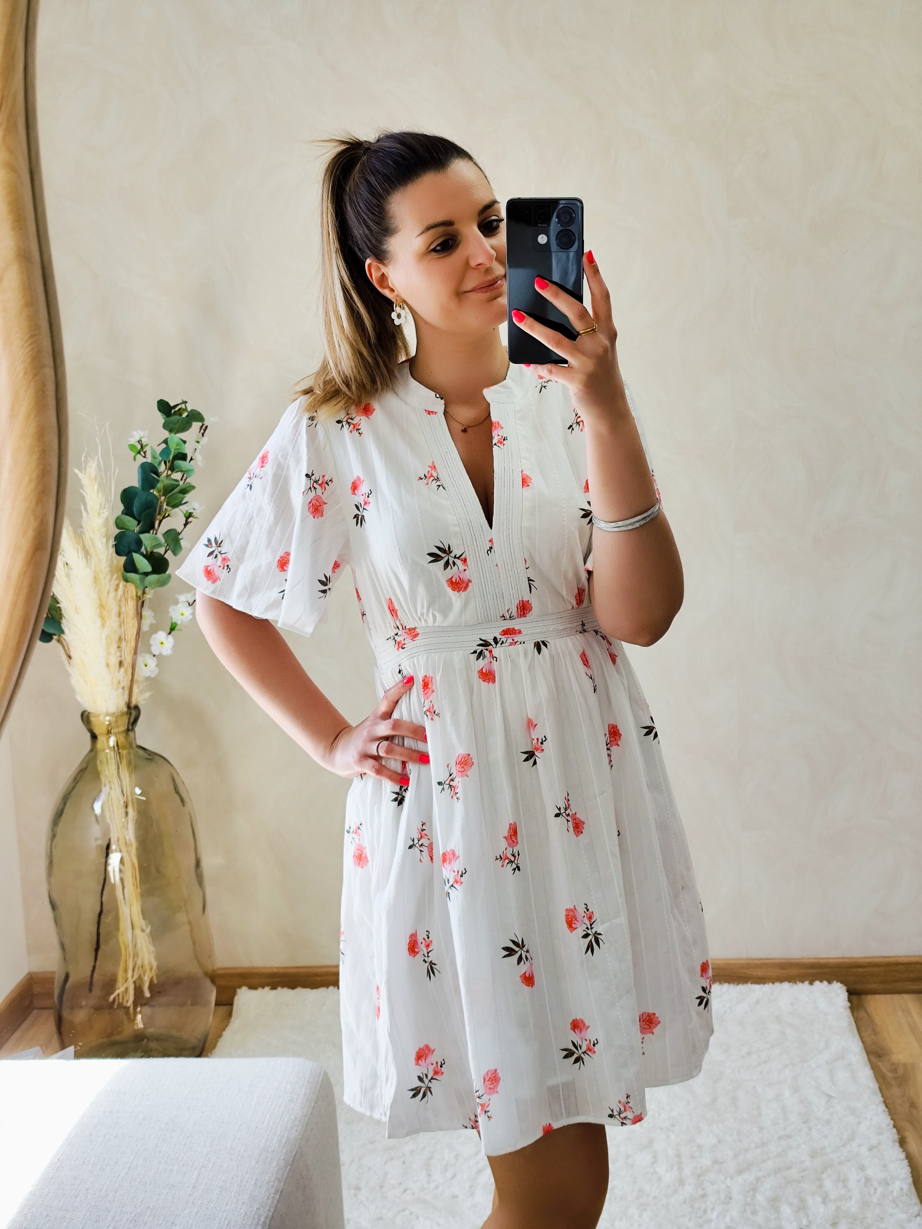 Robe blanche fleurie rose
