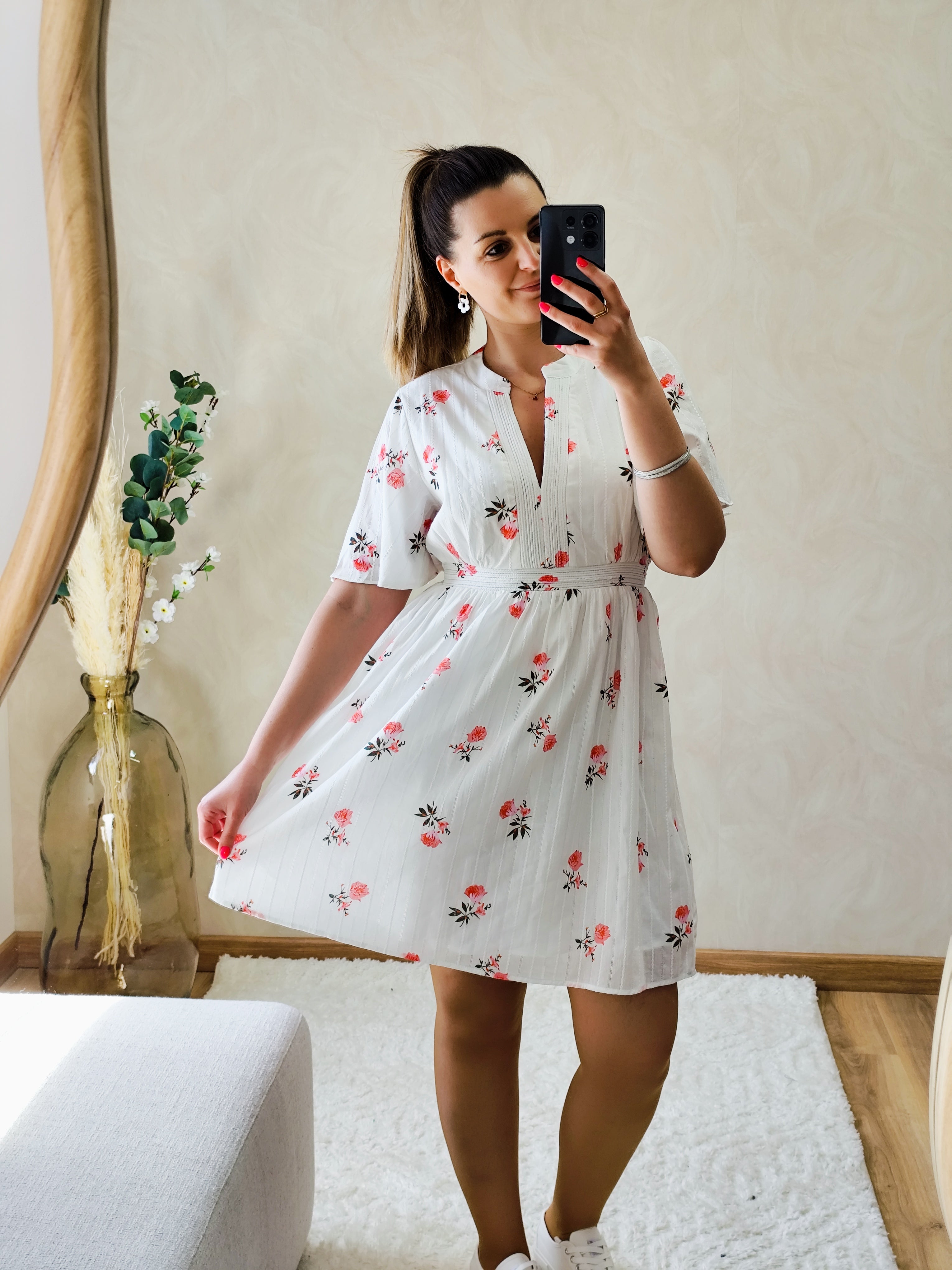 Robe blanche fleurie rose