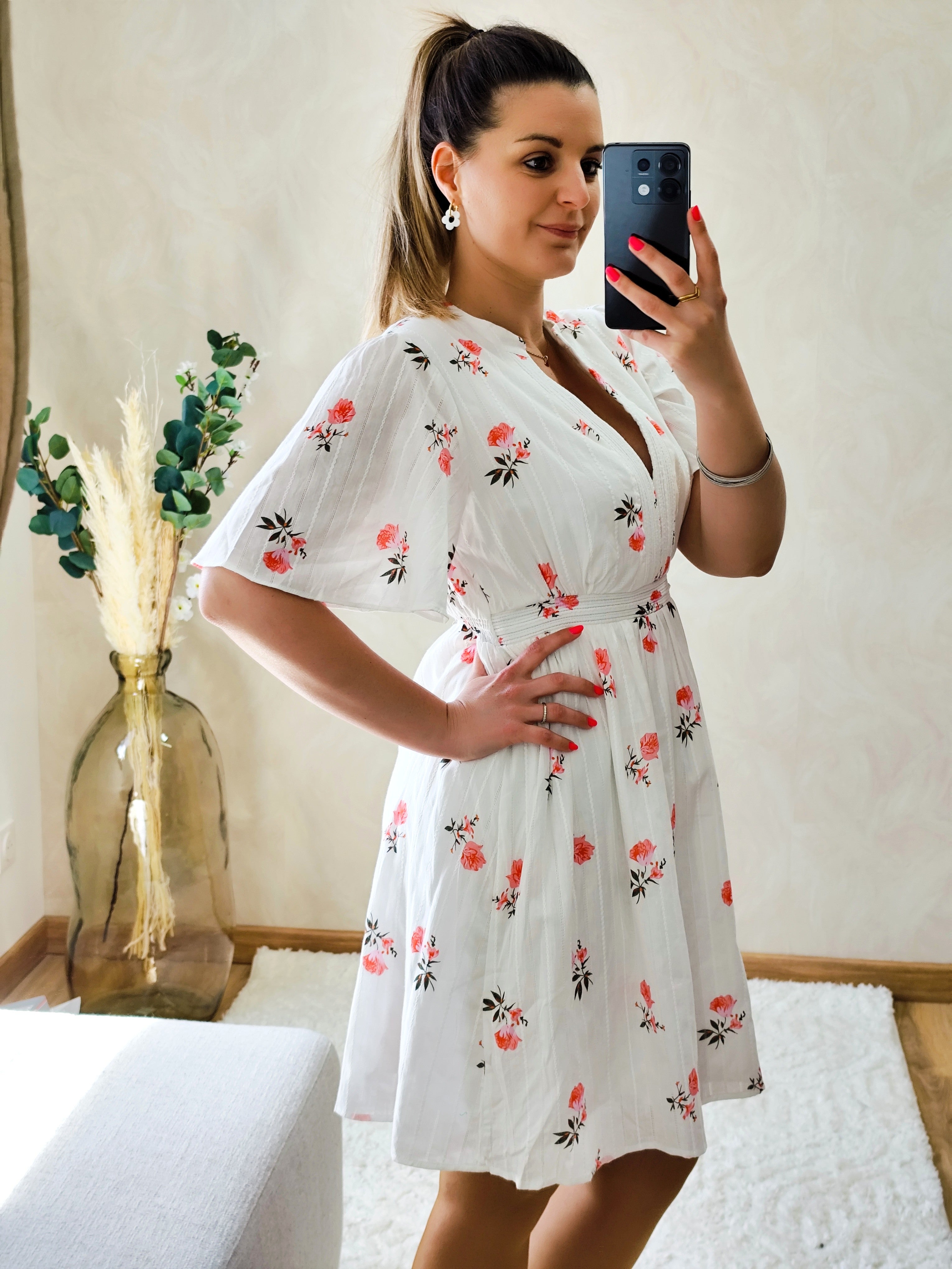 Robe blanche fleurie rose