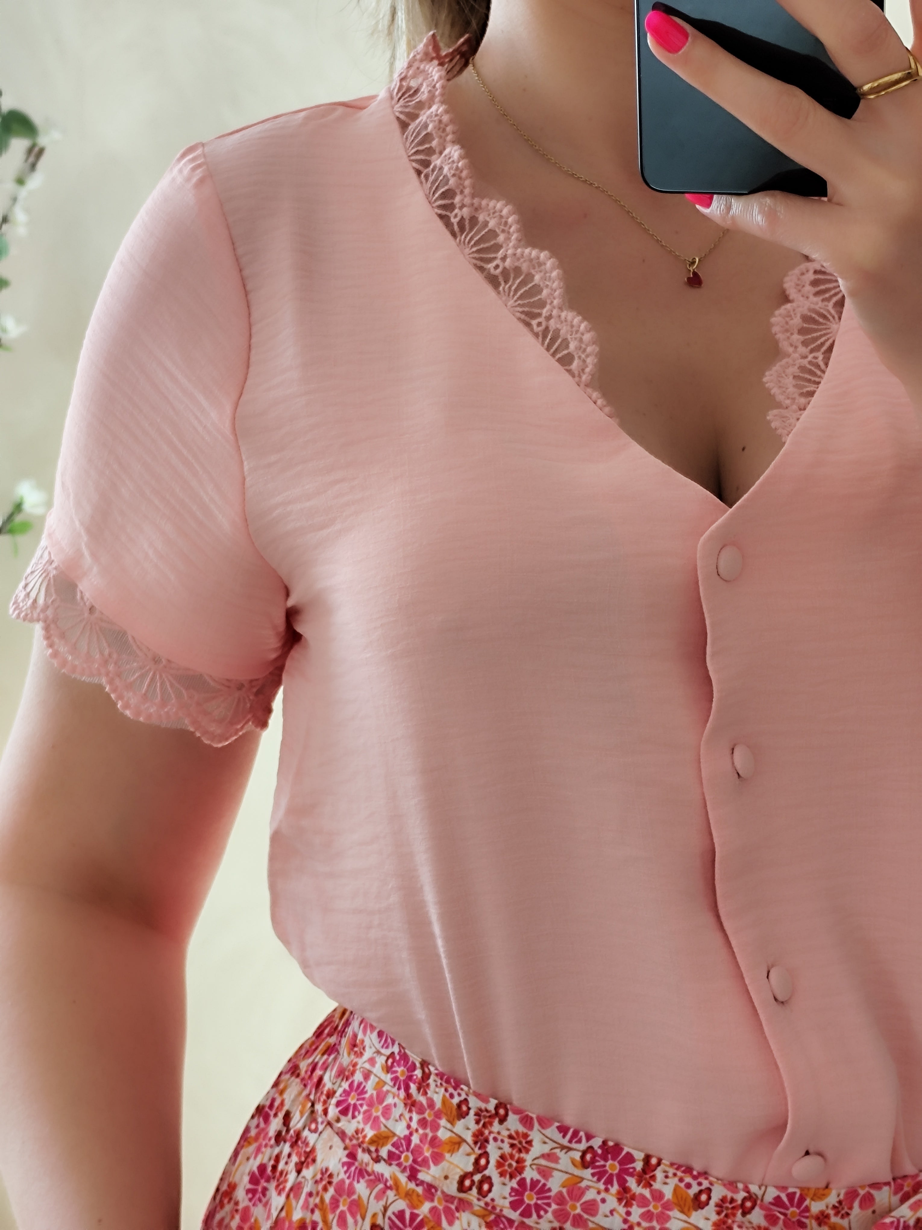 Blouse rose poudré dentelle